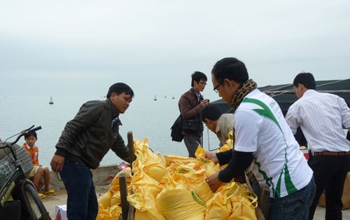 Trao quà xuân cho ngư dân Cù Lao Chàm